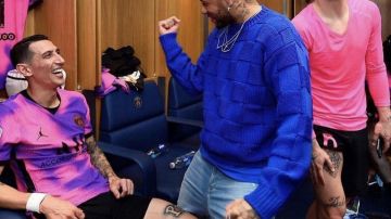 Pull Bleu  portée par Neymar Neymar  Canal Football Club