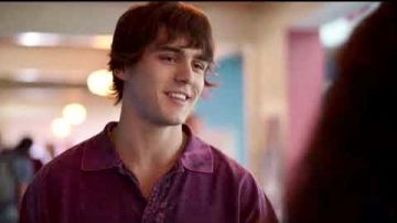 Manches longues rouge / violet polo henley porté par Luke Patterson dans Julie et les Fantômes (2020)