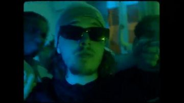 Les lunettes de soleil noires portées par DMS dans le clip 
Bad Luv de 99 feat. Chanceko & DMS