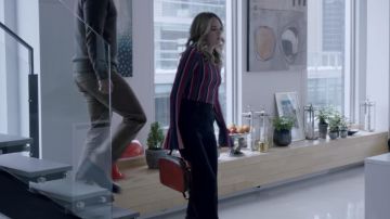 Bolso de cuero rojo y negro (tipo maleta) de Sutton Brady (Meghann Fahy) en Of Those Who Dare (S04E13)