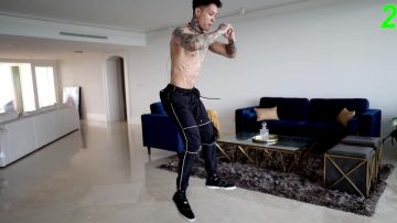 Jogging porté par Chris Heria dans Best Home Calisthenics Leg Workout (No Weights)