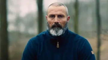 Veste bleue portée par Markus (Mads Mikkelsen) dans le film Riders of Justice