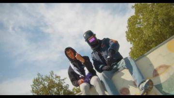 La paire de New Balance portée par Le Règlement dans le clip du million d’abonnés