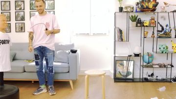 Jean a effet patchwork de Squeezie dans cet individu s'apprête à m'agresser