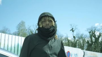 Cagoule porté par 8ruki 8ruki dans le clip 8RUKI - BENZ (PROD. SOUDIERE)