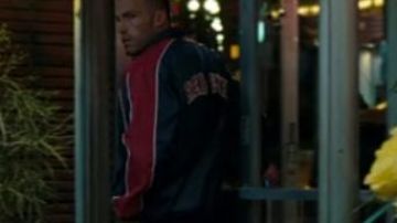 Veste "B" bleue et rouge de Doug MacRay (Ben Affleck) dans The Town
