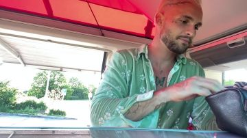 Chemise verte en velours à fleurs de Bastos dans VANDATE sur une AIRE D'AUTOROUTE!!! (LEBOUSEUH me défie)!!!