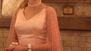 Vestido rosa de Chanel Oberlin (Emma Roberts) en Scream Queens (S01E06)