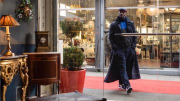 Pantalones deportivos azul marino usados por Assane Diop (Omar Sy) en Lupin (S01E01)