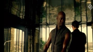 Lucifer Morningstar's Mirror Ceiling (Tom Ellis) en Lucifer (S01E02)