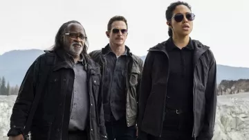 Sunglasses worn by Finola Jones (Riann Steele) in Debris TV series outfits (Season 1 Episode 13)