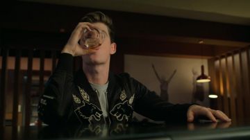 Veste Noir et Or avec Tigres de Guzmán Nunier (Miguel Bernardeau) dans Elite Short Stories: Nadia Guzmán (S01E03)