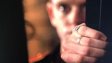 Bague de Guzmán Nunier Miguel Bernardeau dans Elite