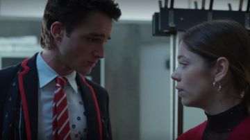 White button up with colorful embroidary of Phillippe von Triesenberg (Pol Granch) in Elite (S04E04)