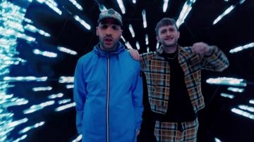 Ensemble chemise + pantalon porté par vald dans "matrixé"