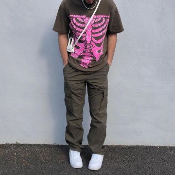 Camiseta verde con patrón de houdd_s de acec de esqueleto rosa en la cuenta de Instagram de @houdd_s