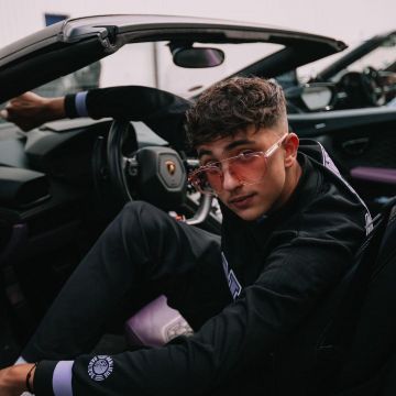 Les lunettes de soleil oversize portées par Inoxtag sur son compte Instagram @inoxtagytb