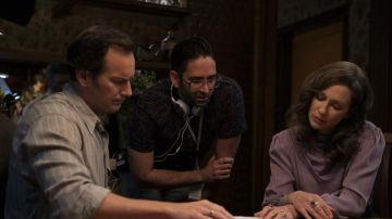 Le chemisier violet de Lorraine Warren (Vera Farmiga) dans The Conjuring: The Devil Made Me Do It