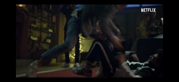 Pantalones de traje negro con raya blanca usados por Samuel en la serie de élite (S4 episodio 8)