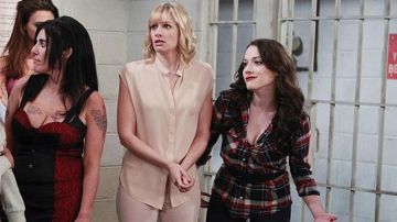 Blouse beige manches courtes de Caroline Channing (Beth Behrs) dans 2 Broke Girls (S04E11)