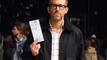 Bomber College Jacket con cuello de piel del detective Pikachu (Ryan Reynolds) en Pokémon Detective Pikachu