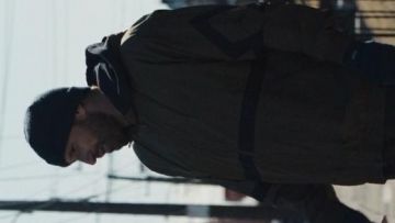 Anorak Jordan Kaki de Peter Matthias Schoenaerts dans le film Sons of Philadelphia