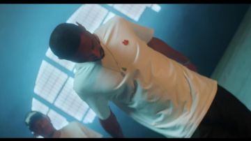 T shirt blanc de take a mic dans le clip Take a Mic - Drogue douce (Clip Officiel) ft. Mister V