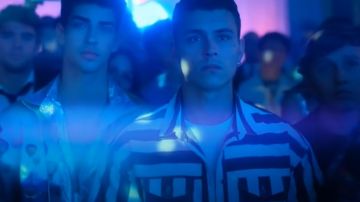 Set shirt pants with big black and white stripes of Ander Muñoz (Arón Piper) in Elite (S04E06)