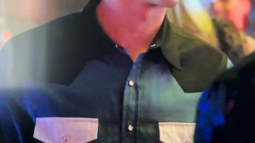 Blue collared shirt with white pockets worn by Ander Muñoz Arón Piper in Elite