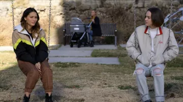 Blouson aviateur gris porté par Casey Gardner (Brigette Lundy-Paine) dans la série télévisée Atypical (Saison 4 Épisode 5)