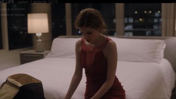 Robe rouge de Darby (Anna Kendrick) dans Love Life (S01E10)