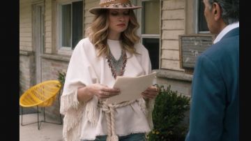 Poncho de Alexis Rose (Annie Murphy) en Schitt's Creek (S03E08)