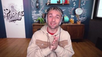 Le sweat-shirt  de squeezie  Squeezie dans la vidéo qui a créé cette merveille ?? (et aussi nouveau décor)