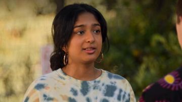 Hoop earrings worn by Devi Vishwakumar (Maitreyi Ramakrishnan) in Never Have I Ever TV show outfits (Season 2 Episode 1)