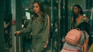 La jupe et le pull assortis de Geneviève (Emilija Baranac) dans À Tous les Garçons : Toujours et Pour Toujours