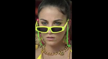 Cadena de gafas de sol en verde neón/rosa neón usada por Claudia Salas (Rebeka Parrilla) en Cuentos de Élite: Guzmán Caye Rebe