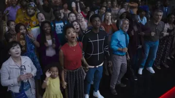 La sudadera negra con suelo de parquet y una pelota de baloncesto usada por Darius James (Ceyair J Wright) en la película Space Jam - New Era