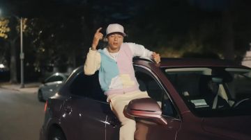 Veste zippée rose pastel bleu blanc portée par Central Cee dans son clip Little Bit of This Music