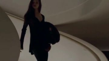 Vestido negro of India Eisley (India Eisley) in Double Mortal