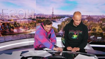 Le hoodie Primitive porté par Raphaël Carlier aka Carlito dans la vidéo Mcfly voulait faire des avions en papier. J’ai dit « non ». Il a dit « j’ai une surprise tkt ».