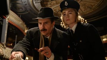 Chapeau porté par l'Inspecteur Stoppard (Sam Rockwell) comme on le voit dans Voir Comment Ils Courent film