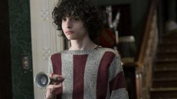 Sudadera gris con rayas rojas usada por Miles Fairchild (Finn Wolfhard) como se ve en la película The Turning