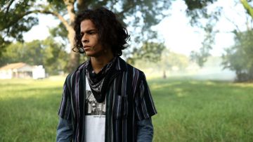 Chemise rayée portée par Bear (D'Pharaoh Woon-A-Tai) dans Reservation Dogs (Saison 1) série TV