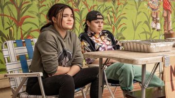 Sudadera con capucha usada por Elora Danan (Kawennáhere Devery Jacobs) como se ve en la serie de televisión Reservation Dogs (Temporada 1)
