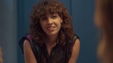 Le top noir bleu et rose sans manches porté par Lola (Silma Ló­pez) dans la série Valeria (Saison 1 Épisode 6)