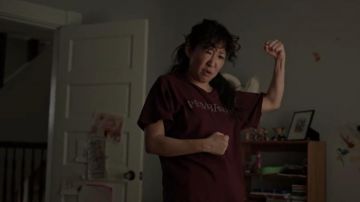 Camiseta de pembroke burdeos usada por Ji-Yoon Kim (Sandra Oh) en la serie de televisión The Chair (Temporada 1)