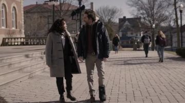 Chaqueta de abrigo usada por Bill Dobson (Jay Duplass) como se ve en The Chair (Temporada 1)