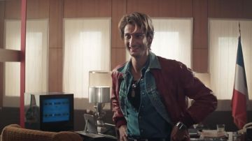 The digital watch 80s worn by OSS 1001 (Pierre Niney) in the film OSS 117: Red alert in black Africa