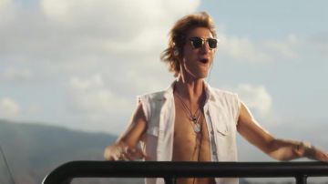 The sunglasses worn by OSS 1001 (Pierre Niney) in the film OSS 117: Red alert in black Africa