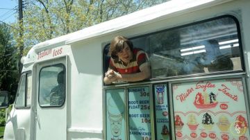 Polo rayé porté par Tony Soprano (Michael Gandolfini) comme on le voit dans le film Les Nombreux Saints de Newark